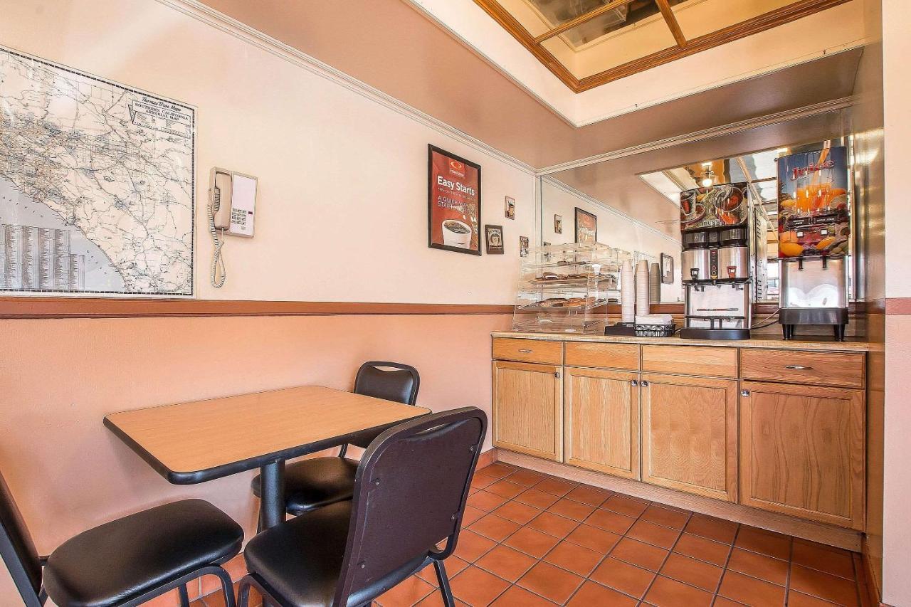 Econo Lodge Anaheim North Bagian luar foto